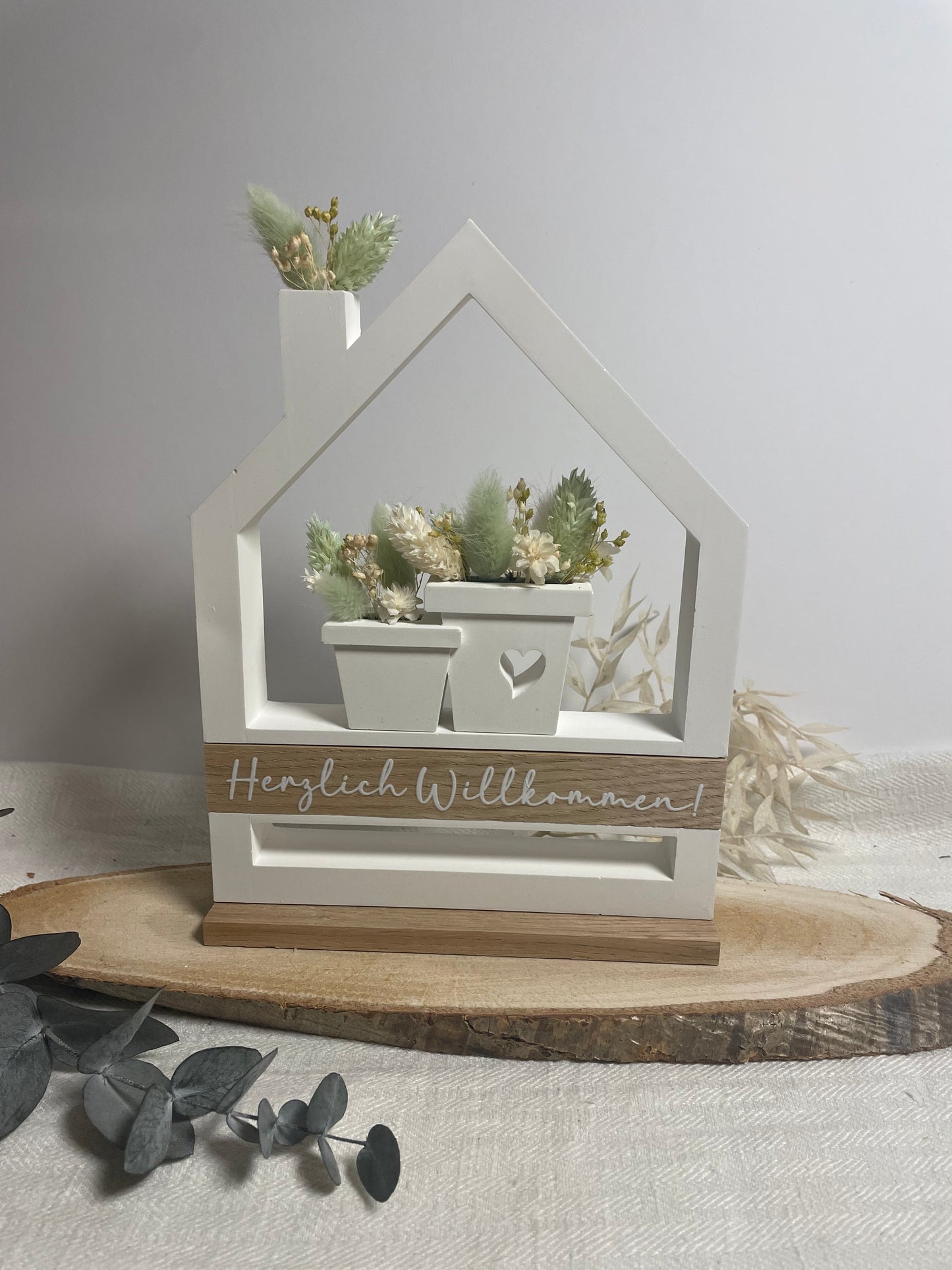 Hausloop mit Blumenkasten und Trockenblumen