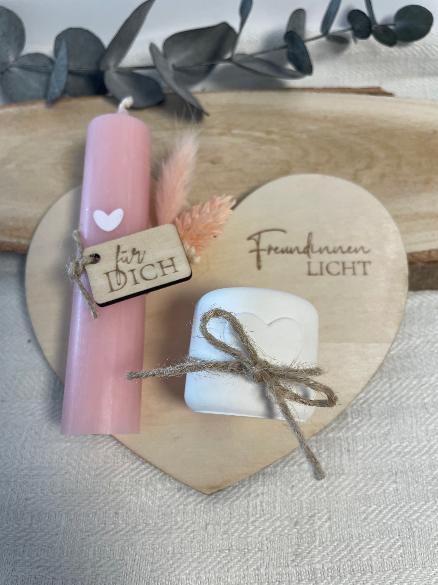 Mitbringsel mit herzförmigem Holzbrettchen / kleine Aufmerksamkeit für die Freundin / Geburtstagsgeschenk