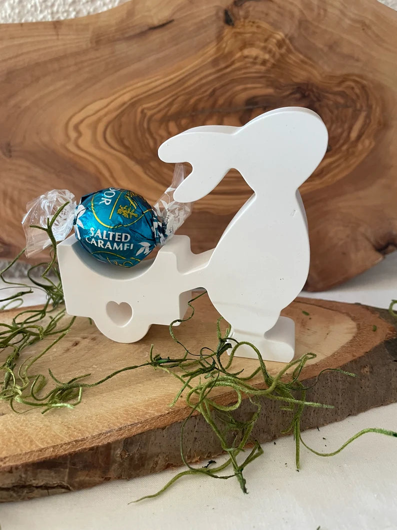 Osterhäschen mit Schubkarre